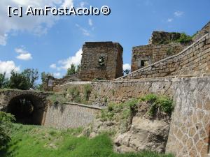 [P03] Civita di Bagnoregio - casa doar cu fațadă, restul s-a prăbușit în prăpastie » foto by RoxanaGRS
 - 
<span class="allrVoted glyphicon glyphicon-heart hidden" id="av993340"></span>
<a class="m-l-10 hidden" id="sv993340" onclick="voting_Foto_DelVot(,993340,16281)" role="button">șterge vot <span class="glyphicon glyphicon-remove"></span></a>
<a id="v9993340" class=" c-red"  onclick="voting_Foto_SetVot(993340)" role="button"><span class="glyphicon glyphicon-heart-empty"></span> <b>LIKE</b> = Votează poza</a> <img class="hidden"  id="f993340W9" src="/imagini/loader.gif" border="0" /><span class="AjErrMes hidden" id="e993340ErM"></span>