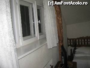 [P08] fara balcon, doar doua ferestre cu tamplarie antica din lemn » foto by bullterier
 - 
<span class="allrVoted glyphicon glyphicon-heart hidden" id="av504528"></span>
<a class="m-l-10 hidden" id="sv504528" onclick="voting_Foto_DelVot(,504528,16293)" role="button">șterge vot <span class="glyphicon glyphicon-remove"></span></a>
<a id="v9504528" class=" c-red"  onclick="voting_Foto_SetVot(504528)" role="button"><span class="glyphicon glyphicon-heart-empty"></span> <b>LIKE</b> = Votează poza</a> <img class="hidden"  id="f504528W9" src="/imagini/loader.gif" border="0" /><span class="AjErrMes hidden" id="e504528ErM"></span>