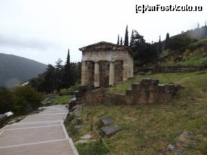 [P02] Casa tezaurului atenian din Delfi. De mentionat ca preotii Oracolului erau si garanti de imprumuturi intre orasele grecesti care, aproape toate, isi tineau tezaurele aici.  » foto by Radix7
 - 
<span class="allrVoted glyphicon glyphicon-heart hidden" id="av513578"></span>
<a class="m-l-10 hidden" id="sv513578" onclick="voting_Foto_DelVot(,513578,16496)" role="button">șterge vot <span class="glyphicon glyphicon-remove"></span></a>
<a id="v9513578" class=" c-red"  onclick="voting_Foto_SetVot(513578)" role="button"><span class="glyphicon glyphicon-heart-empty"></span> <b>LIKE</b> = Votează poza</a> <img class="hidden"  id="f513578W9" src="/imagini/loader.gif" border="0" /><span class="AjErrMes hidden" id="e513578ErM"></span>