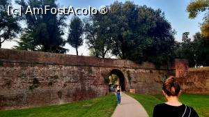 [P03] Lucca - zidul cetății, intrarea de lângă Bastionul della Liberta » foto by k-lator
 - 
<span class="allrVoted glyphicon glyphicon-heart hidden" id="av1401900"></span>
<a class="m-l-10 hidden" id="sv1401900" onclick="voting_Foto_DelVot(,1401900,16529)" role="button">șterge vot <span class="glyphicon glyphicon-remove"></span></a>
<a id="v91401900" class=" c-red"  onclick="voting_Foto_SetVot(1401900)" role="button"><span class="glyphicon glyphicon-heart-empty"></span> <b>LIKE</b> = Votează poza</a> <img class="hidden"  id="f1401900W9" src="/imagini/loader.gif" border="0" /><span class="AjErrMes hidden" id="e1401900ErM"></span>