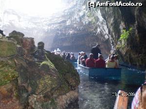 [P40] In stanga se observa insula ce s-a format prin prabusirea tavanului Pesterii Melissani » foto by irinad
 - 
<span class="allrVoted glyphicon glyphicon-heart hidden" id="av603273"></span>
<a class="m-l-10 hidden" id="sv603273" onclick="voting_Foto_DelVot(,603273,16617)" role="button">șterge vot <span class="glyphicon glyphicon-remove"></span></a>
<a id="v9603273" class=" c-red"  onclick="voting_Foto_SetVot(603273)" role="button"><span class="glyphicon glyphicon-heart-empty"></span> <b>LIKE</b> = Votează poza</a> <img class="hidden"  id="f603273W9" src="/imagini/loader.gif" border="0" /><span class="AjErrMes hidden" id="e603273ErM"></span>