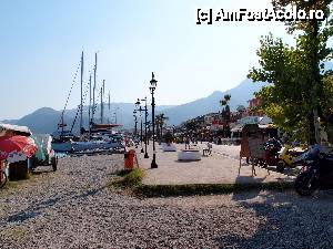 [P01] Faleza statiunii Nydri vazuta din capatul plajei. Se pot observa pe partea stanga toate vaporasele parcate in port si pe partea dreapta sirul de taverne » foto by alexvat
 - 
<span class="allrVoted glyphicon glyphicon-heart hidden" id="av465715"></span>
<a class="m-l-10 hidden" id="sv465715" onclick="voting_Foto_DelVot(,465715,16678)" role="button">șterge vot <span class="glyphicon glyphicon-remove"></span></a>
<a id="v9465715" class=" c-red"  onclick="voting_Foto_SetVot(465715)" role="button"><span class="glyphicon glyphicon-heart-empty"></span> <b>LIKE</b> = Votează poza</a> <img class="hidden"  id="f465715W9" src="/imagini/loader.gif" border="0" /><span class="AjErrMes hidden" id="e465715ErM"></span>