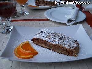 [P14] Strudel cu mere, specialitatea casei la restaurantul pensiunii ,,Apfelhaus''.  » foto by Safta Radu
 - 
<span class="allrVoted glyphicon glyphicon-heart hidden" id="av521020"></span>
<a class="m-l-10 hidden" id="sv521020" onclick="voting_Foto_DelVot(,521020,16696)" role="button">șterge vot <span class="glyphicon glyphicon-remove"></span></a>
<a id="v9521020" class=" c-red"  onclick="voting_Foto_SetVot(521020)" role="button"><span class="glyphicon glyphicon-heart-empty"></span> <b>LIKE</b> = Votează poza</a> <img class="hidden"  id="f521020W9" src="/imagini/loader.gif" border="0" /><span class="AjErrMes hidden" id="e521020ErM"></span>