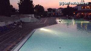 [P07] Holidays in Evia Beach Hotel - piscina principală seara » foto by danoradea
 - 
<span class="allrVoted glyphicon glyphicon-heart hidden" id="av663675"></span>
<a class="m-l-10 hidden" id="sv663675" onclick="voting_Foto_DelVot(,663675,16766)" role="button">șterge vot <span class="glyphicon glyphicon-remove"></span></a>
<a id="v9663675" class=" c-red"  onclick="voting_Foto_SetVot(663675)" role="button"><span class="glyphicon glyphicon-heart-empty"></span> <b>LIKE</b> = Votează poza</a> <img class="hidden"  id="f663675W9" src="/imagini/loader.gif" border="0" /><span class="AjErrMes hidden" id="e663675ErM"></span>