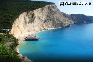 [P07] Lefkada - Plaja Porto Katsiki. Renumită pentru culoarea apei mării în nuanțe albastru-alb-verde, insuficient de largă pentru afluxul de turiști, are zone cu avertismente „cad pietre” prinse de peretele de stâncă. Accesul de pe faleză pe plaje se face pe scări metalice cu câteva zeci de trepte » foto by Dan-Ioan
 - 
<span class="allrVoted glyphicon glyphicon-heart hidden" id="av693414"></span>
<a class="m-l-10 hidden" id="sv693414" onclick="voting_Foto_DelVot(,693414,16817)" role="button">șterge vot <span class="glyphicon glyphicon-remove"></span></a>
<a id="v9693414" class=" c-red"  onclick="voting_Foto_SetVot(693414)" role="button"><span class="glyphicon glyphicon-heart-empty"></span> <b>LIKE</b> = Votează poza</a> <img class="hidden"  id="f693414W9" src="/imagini/loader.gif" border="0" /><span class="AjErrMes hidden" id="e693414ErM"></span>