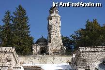 [P25] Mausoleul, în faţa căruia se vede (parţial) basorelieful şi, chiar în dreptul intrării, vasul cu flacăra veşnică » foto by Costi
 - 
<span class="allrVoted glyphicon glyphicon-heart hidden" id="av59633"></span>
<a class="m-l-10 hidden" id="sv59633" onclick="voting_Foto_DelVot(,59633,16993)" role="button">șterge vot <span class="glyphicon glyphicon-remove"></span></a>
<a id="v959633" class=" c-red"  onclick="voting_Foto_SetVot(59633)" role="button"><span class="glyphicon glyphicon-heart-empty"></span> <b>LIKE</b> = Votează poza</a> <img class="hidden"  id="f59633W9" src="/imagini/loader.gif" border="0" /><span class="AjErrMes hidden" id="e59633ErM"></span>