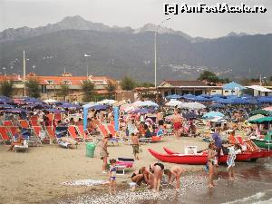 [P02] Cam aşa arată una din plajele libere, lată de vreo 20 de metri şi lungă de vreo 50. Observaţi cele 2 plaje private în stânga şi dreapta umbrele de aceeaşi culoare, respectă pe cei care vin cu un prosop, nu ocupă tot spaţiul posibil. În plan secund munţii cu marmură de Carrara.  » foto by nickname77
 - 
<span class="allrVoted glyphicon glyphicon-heart hidden" id="av537614"></span>
<a class="m-l-10 hidden" id="sv537614" onclick="voting_Foto_DelVot(,537614,17018)" role="button">șterge vot <span class="glyphicon glyphicon-remove"></span></a>
<a id="v9537614" class=" c-red"  onclick="voting_Foto_SetVot(537614)" role="button"><span class="glyphicon glyphicon-heart-empty"></span> <b>LIKE</b> = Votează poza</a> <img class="hidden"  id="f537614W9" src="/imagini/loader.gif" border="0" /><span class="AjErrMes hidden" id="e537614ErM"></span>