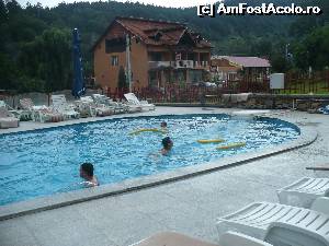 [P02] Motelul este cladirea cu etaj iar in dreapta este restaurantul. Intre piscina si motel trece soseua nationala » foto by Denis70
 - 
<span class="allrVoted glyphicon glyphicon-heart hidden" id="av541062"></span>
<a class="m-l-10 hidden" id="sv541062" onclick="voting_Foto_DelVot(,541062,17083)" role="button">șterge vot <span class="glyphicon glyphicon-remove"></span></a>
<a id="v9541062" class=" c-red"  onclick="voting_Foto_SetVot(541062)" role="button"><span class="glyphicon glyphicon-heart-empty"></span> <b>LIKE</b> = Votează poza</a> <img class="hidden"  id="f541062W9" src="/imagini/loader.gif" border="0" /><span class="AjErrMes hidden" id="e541062ErM"></span>