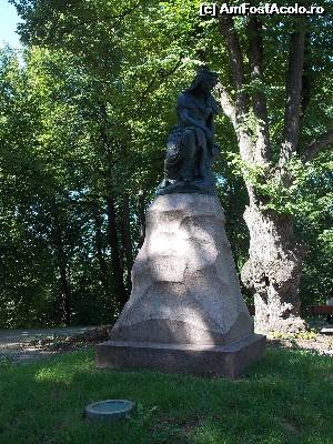 [P12] Monumentul simbolic Linda, văduva îndurerată a lui Kalev, legendarul întemeietor al oraşului Tallinn.  » foto by mprofeanu
 - 
<span class="allrVoted glyphicon glyphicon-heart hidden" id="av546756"></span>
<a class="m-l-10 hidden" id="sv546756" onclick="voting_Foto_DelVot(,546756,17147)" role="button">șterge vot <span class="glyphicon glyphicon-remove"></span></a>
<a id="v9546756" class=" c-red"  onclick="voting_Foto_SetVot(546756)" role="button"><span class="glyphicon glyphicon-heart-empty"></span> <b>LIKE</b> = Votează poza</a> <img class="hidden"  id="f546756W9" src="/imagini/loader.gif" border="0" /><span class="AjErrMes hidden" id="e546756ErM"></span>