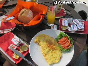 [P03] Mic dejun la Mango. Cafea / suc, unt miere, gem, cascaval, sunca, omleta si o paine pe vatra foarte proaspata. Nici nu-ti trebuie mai mult. De pe farfurie disparusera cascavalul si sunca.  » foto by mulinita
 - 
<span class="allrVoted glyphicon glyphicon-heart hidden" id="av636814"></span>
<a class="m-l-10 hidden" id="sv636814" onclick="voting_Foto_DelVot(,636814,17182)" role="button">șterge vot <span class="glyphicon glyphicon-remove"></span></a>
<a id="v9636814" class=" c-red"  onclick="voting_Foto_SetVot(636814)" role="button"><span class="glyphicon glyphicon-heart-empty"></span> <b>LIKE</b> = Votează poza</a> <img class="hidden"  id="f636814W9" src="/imagini/loader.gif" border="0" /><span class="AjErrMes hidden" id="e636814ErM"></span>