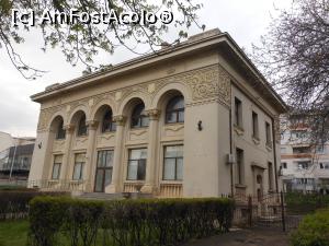 [P07] Huși - Fostul sediu Raiffeisen Bank, astăzi părăsit. » foto by iulianic
 - 
<span class="allrVoted glyphicon glyphicon-heart hidden" id="av1361240"></span>
<a class="m-l-10 hidden" id="sv1361240" onclick="voting_Foto_DelVot(,1361240,17315)" role="button">șterge vot <span class="glyphicon glyphicon-remove"></span></a>
<a id="v91361240" class=" c-red"  onclick="voting_Foto_SetVot(1361240)" role="button"><span class="glyphicon glyphicon-heart-empty"></span> <b>LIKE</b> = Votează poza</a> <img class="hidden"  id="f1361240W9" src="/imagini/loader.gif" border="0" /><span class="AjErrMes hidden" id="e1361240ErM"></span>