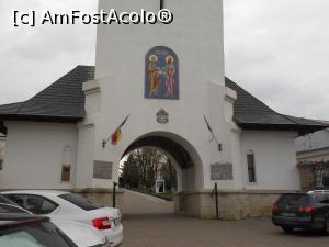 [P04] Huși - Catedrala Episcopală, Turnul clopotniță cu icoana praznicului și cele două basoreliefuri. » foto by iulianic
 - 
<span class="allrVoted glyphicon glyphicon-heart hidden" id="av1361657"></span>
<a class="m-l-10 hidden" id="sv1361657" onclick="voting_Foto_DelVot(,1361657,17315)" role="button">șterge vot <span class="glyphicon glyphicon-remove"></span></a>
<a id="v91361657" class=" c-red"  onclick="voting_Foto_SetVot(1361657)" role="button"><span class="glyphicon glyphicon-heart-empty"></span> <b>LIKE</b> = Votează poza</a> <img class="hidden"  id="f1361657W9" src="/imagini/loader.gif" border="0" /><span class="AjErrMes hidden" id="e1361657ErM"></span>