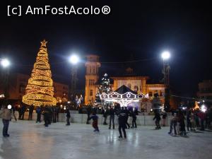 [P05] E frumos seara prin Buzău în această perioadă. Ne aflăm pe platoul din Piața Dacia, acolo unde este amenajat un patinoar, dar și un târg de Crăciun. În fundal se poate vedea silueta Palatului Comunal, clădire declarată ”monument istoric”. » foto by Floryn81
 - 
<span class="allrVoted glyphicon glyphicon-heart hidden" id="av820587"></span>
<a class="m-l-10 hidden" id="sv820587" onclick="voting_Foto_DelVot(,820587,17366)" role="button">șterge vot <span class="glyphicon glyphicon-remove"></span></a>
<a id="v9820587" class=" c-red"  onclick="voting_Foto_SetVot(820587)" role="button"><span class="glyphicon glyphicon-heart-empty"></span> <b>LIKE</b> = Votează poza</a> <img class="hidden"  id="f820587W9" src="/imagini/loader.gif" border="0" /><span class="AjErrMes hidden" id="e820587ErM"></span>