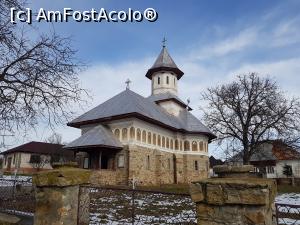 [P36] Biserica din Mărăști a fost ridicată în perioada 1921 - 1928, pe locul fostei biserici a satului, care fusese transformată într-o ruină în timpul bombardamentelor din 1917. Soldații români fuseseră nevoiți să bombardeze biserica deoarece inamicii instalaseră acolo un cuib de mitraliere. Sfințirea actualei biserici a avut loc în data de 10 iunie 1928. » foto by Floryn81
 - 
<span class="allrVoted glyphicon glyphicon-heart hidden" id="av1216312"></span>
<a class="m-l-10 hidden" id="sv1216312" onclick="voting_Foto_DelVot(,1216312,17409)" role="button">șterge vot <span class="glyphicon glyphicon-remove"></span></a>
<a id="v91216312" class=" c-red"  onclick="voting_Foto_SetVot(1216312)" role="button"><span class="glyphicon glyphicon-heart-empty"></span> <b>LIKE</b> = Votează poza</a> <img class="hidden"  id="f1216312W9" src="/imagini/loader.gif" border="0" /><span class="AjErrMes hidden" id="e1216312ErM"></span>