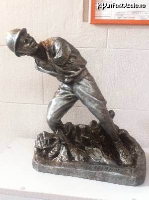 [P10] Statuie reprezentând pe caporalul Mușat, cel care și-a pus singurul braț disponibil în slujba țării » foto by Yersinia Pestis
 - 
<span class="allrVoted glyphicon glyphicon-heart hidden" id="av553612"></span>
<a class="m-l-10 hidden" id="sv553612" onclick="voting_Foto_DelVot(,553612,17409)" role="button">șterge vot <span class="glyphicon glyphicon-remove"></span></a>
<a id="v9553612" class=" c-red"  onclick="voting_Foto_SetVot(553612)" role="button"><span class="glyphicon glyphicon-heart-empty"></span> <b>LIKE</b> = Votează poza</a> <img class="hidden"  id="f553612W9" src="/imagini/loader.gif" border="0" /><span class="AjErrMes hidden" id="e553612ErM"></span>