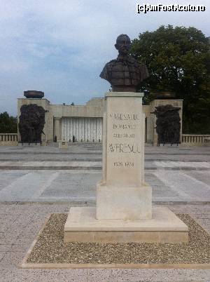 [P06] Statuia mareșalului Averescu din curtea mausoleului » foto by Yersinia Pestis
 - 
<span class="allrVoted glyphicon glyphicon-heart hidden" id="av553608"></span>
<a class="m-l-10 hidden" id="sv553608" onclick="voting_Foto_DelVot(,553608,17409)" role="button">șterge vot <span class="glyphicon glyphicon-remove"></span></a>
<a id="v9553608" class=" c-red"  onclick="voting_Foto_SetVot(553608)" role="button"><span class="glyphicon glyphicon-heart-empty"></span> <b>LIKE</b> = Votează poza</a> <img class="hidden"  id="f553608W9" src="/imagini/loader.gif" border="0" /><span class="AjErrMes hidden" id="e553608ErM"></span>