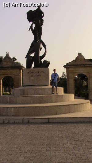 [P29] Subsemnatul langa Monumentul Independentei. » foto by ovidiuyepi
 - 
<span class="allrVoted glyphicon glyphicon-heart hidden" id="av1231524"></span>
<a class="m-l-10 hidden" id="sv1231524" onclick="voting_Foto_DelVot(,1231524,17454)" role="button">șterge vot <span class="glyphicon glyphicon-remove"></span></a>
<a id="v91231524" class=" c-red"  onclick="voting_Foto_SetVot(1231524)" role="button"><span class="glyphicon glyphicon-heart-empty"></span> <b>LIKE</b> = Votează poza</a> <img class="hidden"  id="f1231524W9" src="/imagini/loader.gif" border="0" /><span class="AjErrMes hidden" id="e1231524ErM"></span>