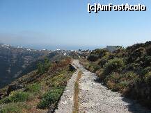 P12 [JUN-2010] Aceasta este aleea de pe Caldera (leaga Thira de Oia, trecand prin Firostefani si Imerovigli).