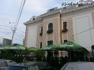 [P14] Hotelul Premier din Barlad - vedere din lateral. Remarcam inca o data arhitectura cladirii
In prim plan terasa cu umbrele unde am servit cina » foto by Dan&Ema
 - 
<span class="allrVoted glyphicon glyphicon-heart hidden" id="av556993"></span>
<a class="m-l-10 hidden" id="sv556993" onclick="voting_Foto_DelVot(,556993,17475)" role="button">șterge vot <span class="glyphicon glyphicon-remove"></span></a>
<a id="v9556993" class=" c-red"  onclick="voting_Foto_SetVot(556993)" role="button"><span class="glyphicon glyphicon-heart-empty"></span> <b>LIKE</b> = Votează poza</a> <img class="hidden"  id="f556993W9" src="/imagini/loader.gif" border="0" /><span class="AjErrMes hidden" id="e556993ErM"></span>