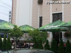 [P15] terasa hoteluluiera strajuita la strada de un rand de arbori tuia » foto by Dan&Ema
 - 
<span class="allrVoted glyphicon glyphicon-heart hidden" id="av557008"></span>
<a class="m-l-10 hidden" id="sv557008" onclick="voting_Foto_DelVot(,557008,17475)" role="button">șterge vot <span class="glyphicon glyphicon-remove"></span></a>
<a id="v9557008" class=" c-red"  onclick="voting_Foto_SetVot(557008)" role="button"><span class="glyphicon glyphicon-heart-empty"></span> <b>LIKE</b> = Votează poza</a> <img class="hidden"  id="f557008W9" src="/imagini/loader.gif" border="0" /><span class="AjErrMes hidden" id="e557008ErM"></span>