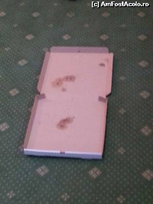 [P22] Amabalajul de la Pizza imortalizeaza dovada picaturilor cazute in apartament. 
Suntem la trei stele » foto by Dan&Ema
 - 
<span class="allrVoted glyphicon glyphicon-heart hidden" id="av557093"></span>
<a class="m-l-10 hidden" id="sv557093" onclick="voting_Foto_DelVot(,557093,17475)" role="button">șterge vot <span class="glyphicon glyphicon-remove"></span></a>
<a id="v9557093" class=" c-red"  onclick="voting_Foto_SetVot(557093)" role="button"><span class="glyphicon glyphicon-heart-empty"></span> <b>LIKE</b> = Votează poza</a> <img class="hidden"  id="f557093W9" src="/imagini/loader.gif" border="0" /><span class="AjErrMes hidden" id="e557093ErM"></span>