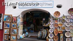 [P10] Magazinele de ceramica sunt prezente pe toata coasta. Aici, unul din Positano, dar mama lor este la Vietri.  » foto by Aurici
 - 
<span class="allrVoted glyphicon glyphicon-heart hidden" id="av852044"></span>
<a class="m-l-10 hidden" id="sv852044" onclick="voting_Foto_DelVot(,852044,17505)" role="button">șterge vot <span class="glyphicon glyphicon-remove"></span></a>
<a id="v9852044" class=" c-red"  onclick="voting_Foto_SetVot(852044)" role="button"><span class="glyphicon glyphicon-heart-empty"></span> <b>LIKE</b> = Votează poza</a> <img class="hidden"  id="f852044W9" src="/imagini/loader.gif" border="0" /><span class="AjErrMes hidden" id="e852044ErM"></span>