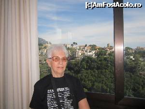 [P79] Prin geamul restaurantului din Scala se vede Ravello » foto by bica adriana
 - 
<span class="allrVoted glyphicon glyphicon-heart hidden" id="av695340"></span>
<a class="m-l-10 hidden" id="sv695340" onclick="voting_Foto_DelVot(,695340,17505)" role="button">șterge vot <span class="glyphicon glyphicon-remove"></span></a>
<a id="v9695340" class=" c-red"  onclick="voting_Foto_SetVot(695340)" role="button"><span class="glyphicon glyphicon-heart-empty"></span> <b>LIKE</b> = Votează poza</a> <img class="hidden"  id="f695340W9" src="/imagini/loader.gif" border="0" /><span class="AjErrMes hidden" id="e695340ErM"></span>