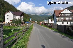 [P25] asa arata traseul nostru de plimbare, strada Bangaleasca, remarcati ca este destul de ingust si lipsesc trotuarele, deaceea era cam dificil mai ales cand vreun smecher trecea in viteza pe langa noi...  » foto by alunelu69
 - 
<span class="allrVoted glyphicon glyphicon-heart hidden" id="av576899"></span>
<a class="m-l-10 hidden" id="sv576899" onclick="voting_Foto_DelVot(,576899,17741)" role="button">șterge vot <span class="glyphicon glyphicon-remove"></span></a>
<a id="v9576899" class=" c-red"  onclick="voting_Foto_SetVot(576899)" role="button"><span class="glyphicon glyphicon-heart-empty"></span> <b>LIKE</b> = Votează poza</a> <img class="hidden"  id="f576899W9" src="/imagini/loader.gif" border="0" /><span class="AjErrMes hidden" id="e576899ErM"></span>