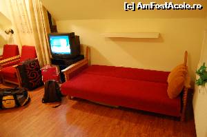 [P02] camera foarte mare cuprindea si un studio si fotolii si canapea. si un televizor color de acum vreo 20 de ani.  » foto by Locomotiva
 - 
<span class="allrVoted glyphicon glyphicon-heart hidden" id="av575778"></span>
<a class="m-l-10 hidden" id="sv575778" onclick="voting_Foto_DelVot(,575778,17750)" role="button">șterge vot <span class="glyphicon glyphicon-remove"></span></a>
<a id="v9575778" class=" c-red"  onclick="voting_Foto_SetVot(575778)" role="button"><span class="glyphicon glyphicon-heart-empty"></span> <b>LIKE</b> = Votează poza</a> <img class="hidden"  id="f575778W9" src="/imagini/loader.gif" border="0" /><span class="AjErrMes hidden" id="e575778ErM"></span>