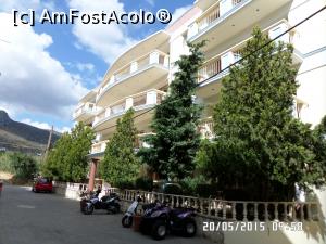 [P04] Fațada și locuri de parcare ale hotelului Michalis Apartments, scuterele puteau fi închiriate de la recepție » foto by Alina53
 - 
<span class="allrVoted glyphicon glyphicon-heart hidden" id="av710785"></span>
<a class="m-l-10 hidden" id="sv710785" onclick="voting_Foto_DelVot(,710785,17955)" role="button">șterge vot <span class="glyphicon glyphicon-remove"></span></a>
<a id="v9710785" class=" c-red"  onclick="voting_Foto_SetVot(710785)" role="button"><span class="glyphicon glyphicon-heart-empty"></span> <b>LIKE</b> = Votează poza</a> <img class="hidden"  id="f710785W9" src="/imagini/loader.gif" border="0" /><span class="AjErrMes hidden" id="e710785ErM"></span>