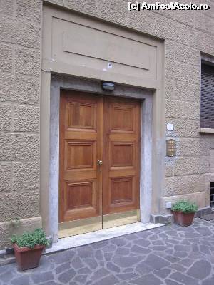 [P12] in curte, la intrarea in cladire » foto by Chloe
 - 
<span class="allrVoted glyphicon glyphicon-heart hidden" id="av590549"></span>
<a class="m-l-10 hidden" id="sv590549" onclick="voting_Foto_DelVot(,590549,17985)" role="button">șterge vot <span class="glyphicon glyphicon-remove"></span></a>
<a id="v9590549" class=" c-red"  onclick="voting_Foto_SetVot(590549)" role="button"><span class="glyphicon glyphicon-heart-empty"></span> <b>LIKE</b> = Votează poza</a> <img class="hidden"  id="f590549W9" src="/imagini/loader.gif" border="0" /><span class="AjErrMes hidden" id="e590549ErM"></span>