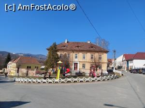 [P38] Centrul satului Cisnădioara. În dreapta este strada bisericilor, la deal, în stânga la vale, spre râu. » foto by maryka
 - 
<span class="allrVoted glyphicon glyphicon-heart hidden" id="av1289022"></span>
<a class="m-l-10 hidden" id="sv1289022" onclick="voting_Foto_DelVot(,1289022,18124)" role="button">șterge vot <span class="glyphicon glyphicon-remove"></span></a>
<a id="v91289022" class=" c-red"  onclick="voting_Foto_SetVot(1289022)" role="button"><span class="glyphicon glyphicon-heart-empty"></span> <b>LIKE</b> = Votează poza</a> <img class="hidden"  id="f1289022W9" src="/imagini/loader.gif" border="0" /><span class="AjErrMes hidden" id="e1289022ErM"></span>