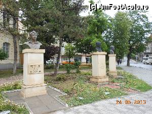 [P22] Tulcea - Lângă Muzeul de Artă, busturile lui Taras Şevcenko, Mustafa Kemal Atatürk şi Serghei Esenin.  » foto by iulianic
 - 
<span class="allrVoted glyphicon glyphicon-heart hidden" id="av423019"></span>
<a class="m-l-10 hidden" id="sv423019" onclick="voting_Foto_DelVot(,423019,18266)" role="button">șterge vot <span class="glyphicon glyphicon-remove"></span></a>
<a id="v9423019" class=" c-red"  onclick="voting_Foto_SetVot(423019)" role="button"><span class="glyphicon glyphicon-heart-empty"></span> <b>LIKE</b> = Votează poza</a> <img class="hidden"  id="f423019W9" src="/imagini/loader.gif" border="0" /><span class="AjErrMes hidden" id="e423019ErM"></span>