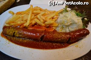 P14 [OCT-2013] Aici ma boierisem. Currywurst luat la farfurie. Drept urmare pretul a fost mai mare. 9 euro