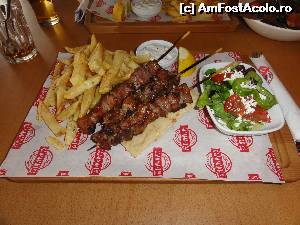 P03 [APR-2015] Kalamaki Bar - souvlaki de porcusor. Mmmmm... 