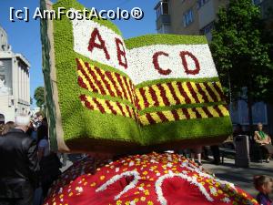 P06 [APR-2016] Car alegoric ce reprezinta o carte deschisa, el a deschis Parada Florilor