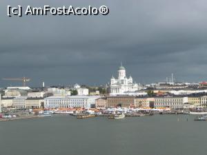 [P47] Prima imagine din portul Helsinki. Biserica albă este Uspenski Catedral, biserica ortodoxă finlandeză unde se află o icoană foarte veche.  » foto by Aurici
 - 
<span class="allrVoted glyphicon glyphicon-heart hidden" id="av802728"></span>
<a class="m-l-10 hidden" id="sv802728" onclick="voting_Foto_DelVot(,802728,18384)" role="button">șterge vot <span class="glyphicon glyphicon-remove"></span></a>
<a id="v9802728" class=" c-red"  onclick="voting_Foto_SetVot(802728)" role="button"><span class="glyphicon glyphicon-heart-empty"></span> <b>LIKE</b> = Votează poza</a> <img class="hidden"  id="f802728W9" src="/imagini/loader.gif" border="0" /><span class="AjErrMes hidden" id="e802728ErM"></span>