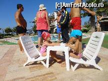 [P22] In incinta resortului, la negocieri cu Mustafa turcul. 
Piscina era cea mica pt copii.  » foto by maria55 †
 - 
<span class="allrVoted glyphicon glyphicon-heart hidden" id="av391850"></span>
<a class="m-l-10 hidden" id="sv391850" onclick="voting_Foto_DelVot(,391850,18394)" role="button">șterge vot <span class="glyphicon glyphicon-remove"></span></a>
<a id="v9391850" class=" c-red"  onclick="voting_Foto_SetVot(391850)" role="button"><span class="glyphicon glyphicon-heart-empty"></span> <b>LIKE</b> = Votează poza</a> <img class="hidden"  id="f391850W9" src="/imagini/loader.gif" border="0" /><span class="AjErrMes hidden" id="e391850ErM"></span>