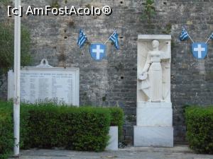 [P38] Monumentul eroilor căzuți în războaiele dintre 1912-1940 din fața Fortului Saint Andrew.  » foto by Carmen Ion
 - 
<span class="allrVoted glyphicon glyphicon-heart hidden" id="av1134001"></span>
<a class="m-l-10 hidden" id="sv1134001" onclick="voting_Foto_DelVot(,1134001,18402)" role="button">șterge vot <span class="glyphicon glyphicon-remove"></span></a>
<a id="v91134001" class=" c-red"  onclick="voting_Foto_SetVot(1134001)" role="button"><span class="glyphicon glyphicon-heart-empty"></span> <b>LIKE</b> = Votează poza</a> <img class="hidden"  id="f1134001W9" src="/imagini/loader.gif" border="0" /><span class="AjErrMes hidden" id="e1134001ErM"></span>