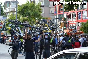 [P15] Un protest al biciclistilor. Vinde-ti masina, cumpara-ti bicicleta! Oameni. Bagdat Caddesi.  » foto by TraianS
 - 
<span class="allrVoted glyphicon glyphicon-heart hidden" id="av514499"></span>
<a class="m-l-10 hidden" id="sv514499" onclick="voting_Foto_DelVot(,514499,18417)" role="button">șterge vot <span class="glyphicon glyphicon-remove"></span></a>
<a id="v9514499" class=" c-red"  onclick="voting_Foto_SetVot(514499)" role="button"><span class="glyphicon glyphicon-heart-empty"></span> <b>LIKE</b> = Votează poza</a> <img class="hidden"  id="f514499W9" src="/imagini/loader.gif" border="0" /><span class="AjErrMes hidden" id="e514499ErM"></span>