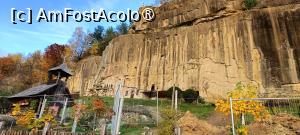 [P01] Mănăstirea Corbii de Piatră - peretele de stâncă și clopotnița de lemn (se observă schelele și gardul amenajării de șantier). » foto by tata123 🔱
 - 
<span class="allrVoted glyphicon glyphicon-heart hidden" id="av1505024"></span>
<a class="m-l-10 hidden" id="sv1505024" onclick="voting_Foto_DelVot(,1505024,18441)" role="button">șterge vot <span class="glyphicon glyphicon-remove"></span></a>
<a id="v91505024" class=" c-red"  onclick="voting_Foto_SetVot(1505024)" role="button"><span class="glyphicon glyphicon-heart-empty"></span> <b>LIKE</b> = Votează poza</a> <img class="hidden"  id="f1505024W9" src="/imagini/loader.gif" border="0" /><span class="AjErrMes hidden" id="e1505024ErM"></span>