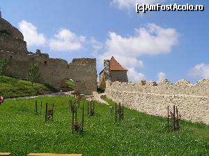 [P10] Cetatea Rupea - zidul exterior al Cetatii de Jos, in dreapta » foto by RoF*
 - 
<span class="allrVoted glyphicon glyphicon-heart hidden" id="av520062"></span>
<a class="m-l-10 hidden" id="sv520062" onclick="voting_Foto_DelVot(,520062,18593)" role="button">șterge vot <span class="glyphicon glyphicon-remove"></span></a>
<a id="v9520062" class=" c-red"  onclick="voting_Foto_SetVot(520062)" role="button"><span class="glyphicon glyphicon-heart-empty"></span> <b>LIKE</b> = Votează poza</a> <img class="hidden"  id="f520062W9" src="/imagini/loader.gif" border="0" /><span class="AjErrMes hidden" id="e520062ErM"></span>