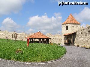 [P07] Cetatea Rupea - In dreapta intrarii, Turnul Slujitorilor si fantana adanca de 60 m.  » foto by RoF*
 - 
<span class="allrVoted glyphicon glyphicon-heart hidden" id="av520058"></span>
<a class="m-l-10 hidden" id="sv520058" onclick="voting_Foto_DelVot(,520058,18593)" role="button">șterge vot <span class="glyphicon glyphicon-remove"></span></a>
<a id="v9520058" class=" c-red"  onclick="voting_Foto_SetVot(520058)" role="button"><span class="glyphicon glyphicon-heart-empty"></span> <b>LIKE</b> = Votează poza</a> <img class="hidden"  id="f520058W9" src="/imagini/loader.gif" border="0" /><span class="AjErrMes hidden" id="e520058ErM"></span>