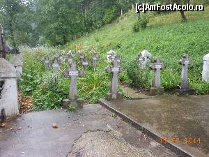 [P24] Râşnov - Biserica Ortodoxă veche Sf. Nicolae. Cimitirul eroilor.  » foto by iulianic
 - 
<span class="allrVoted glyphicon glyphicon-heart hidden" id="av544041"></span>
<a class="m-l-10 hidden" id="sv544041" onclick="voting_Foto_DelVot(,544041,18661)" role="button">șterge vot <span class="glyphicon glyphicon-remove"></span></a>
<a id="v9544041" class=" c-red"  onclick="voting_Foto_SetVot(544041)" role="button"><span class="glyphicon glyphicon-heart-empty"></span> <b>LIKE</b> = Votează poza</a> <img class="hidden"  id="f544041W9" src="/imagini/loader.gif" border="0" /><span class="AjErrMes hidden" id="e544041ErM"></span>