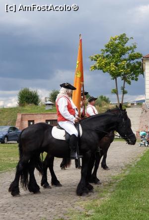 [P34] Un moment plin de culoare si atmosfera de alta data este Schimbarea Garzii Cetatii, ceremonial ce are loc zilnic, la ora 12, la Portile a III-a si a IV-a. Noi am avut privilegiul sa asistam la spectacolul oferit de garda pedestra si calare din interiorul Cetatii, la poarta a IV-a. » foto by geani anto
 - 
<span class="allrVoted glyphicon glyphicon-heart hidden" id="av1286092"></span>
<a class="m-l-10 hidden" id="sv1286092" onclick="voting_Foto_DelVot(,1286092,18888)" role="button">șterge vot <span class="glyphicon glyphicon-remove"></span></a>
<a id="v91286092" class=" c-red"  onclick="voting_Foto_SetVot(1286092)" role="button"><span class="glyphicon glyphicon-heart-empty"></span> <b>LIKE</b> = Votează poza</a> <img class="hidden"  id="f1286092W9" src="/imagini/loader.gif" border="0" /><span class="AjErrMes hidden" id="e1286092ErM"></span>