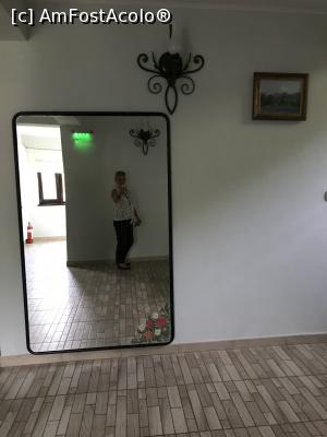 [P15] Oglinda de pe hol, etaj 1 » foto by krisstinna
 - 
<span class="allrVoted glyphicon glyphicon-heart hidden" id="av1193038"></span>
<a class="m-l-10 hidden" id="sv1193038" onclick="voting_Foto_DelVot(,1193038,18901)" role="button">șterge vot <span class="glyphicon glyphicon-remove"></span></a>
<a id="v91193038" class=" c-red"  onclick="voting_Foto_SetVot(1193038)" role="button"><span class="glyphicon glyphicon-heart-empty"></span> <b>LIKE</b> = Votează poza</a> <img class="hidden"  id="f1193038W9" src="/imagini/loader.gif" border="0" /><span class="AjErrMes hidden" id="e1193038ErM"></span>