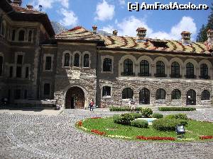 [P53] Pe acolo am ieșit în curtea interioară a Castelului Cantacuzino. Deasupra ieșirii se poate vedea placa fundamentală a edificiului.  » foto by Floryn81
 - 
<span class="allrVoted glyphicon glyphicon-heart hidden" id="av639201"></span>
<a class="m-l-10 hidden" id="sv639201" onclick="voting_Foto_DelVot(,639201,18916)" role="button">șterge vot <span class="glyphicon glyphicon-remove"></span></a>
<a id="v9639201" class=" c-red"  onclick="voting_Foto_SetVot(639201)" role="button"><span class="glyphicon glyphicon-heart-empty"></span> <b>LIKE</b> = Votează poza</a> <img class="hidden"  id="f639201W9" src="/imagini/loader.gif" border="0" /><span class="AjErrMes hidden" id="e639201ErM"></span>