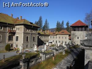 [P10] Bușteni - Castelul Cantacuzino. Curtea castelului văzută din turnul de vânătoare.  » foto by iulianic
 - 
<span class="allrVoted glyphicon glyphicon-heart hidden" id="av1033686"></span>
<a class="m-l-10 hidden" id="sv1033686" onclick="voting_Foto_DelVot(,1033686,18916)" role="button">șterge vot <span class="glyphicon glyphicon-remove"></span></a>
<a id="v91033686" class=" c-red"  onclick="voting_Foto_SetVot(1033686)" role="button"><span class="glyphicon glyphicon-heart-empty"></span> <b>LIKE</b> = Votează poza</a> <img class="hidden"  id="f1033686W9" src="/imagini/loader.gif" border="0" /><span class="AjErrMes hidden" id="e1033686ErM"></span>