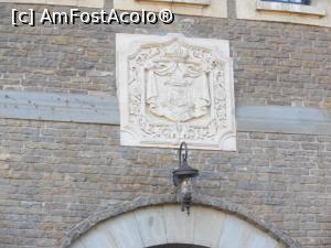 [P14] Bușteni - Castelul Cantacuzino. Deasupra intrării, blazonul în piatră.  » foto by iulianic
 - 
<span class="allrVoted glyphicon glyphicon-heart hidden" id="av1033691"></span>
<a class="m-l-10 hidden" id="sv1033691" onclick="voting_Foto_DelVot(,1033691,18916)" role="button">șterge vot <span class="glyphicon glyphicon-remove"></span></a>
<a id="v91033691" class=" c-red"  onclick="voting_Foto_SetVot(1033691)" role="button"><span class="glyphicon glyphicon-heart-empty"></span> <b>LIKE</b> = Votează poza</a> <img class="hidden"  id="f1033691W9" src="/imagini/loader.gif" border="0" /><span class="AjErrMes hidden" id="e1033691ErM"></span>