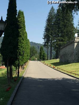 [P04] Aleea de acces catre castel » foto by Dan&Ema
 - 
<span class="allrVoted glyphicon glyphicon-heart hidden" id="av661985"></span>
<a class="m-l-10 hidden" id="sv661985" onclick="voting_Foto_DelVot(,661985,18916)" role="button">șterge vot <span class="glyphicon glyphicon-remove"></span></a>
<a id="v9661985" class=" c-red"  onclick="voting_Foto_SetVot(661985)" role="button"><span class="glyphicon glyphicon-heart-empty"></span> <b>LIKE</b> = Votează poza</a> <img class="hidden"  id="f661985W9" src="/imagini/loader.gif" border="0" /><span class="AjErrMes hidden" id="e661985ErM"></span>